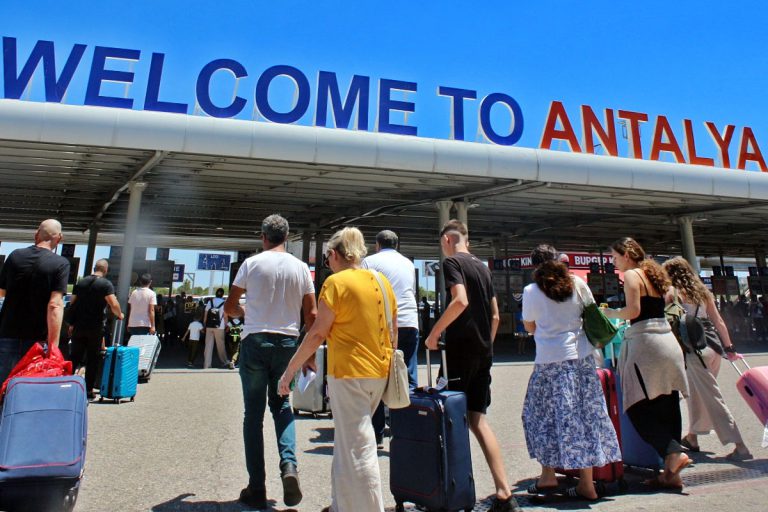 Antalya havalimanı gelen turist