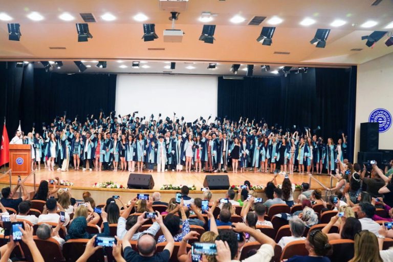 Ege Üniversitesi İletişim Fakültesi mezuniyet