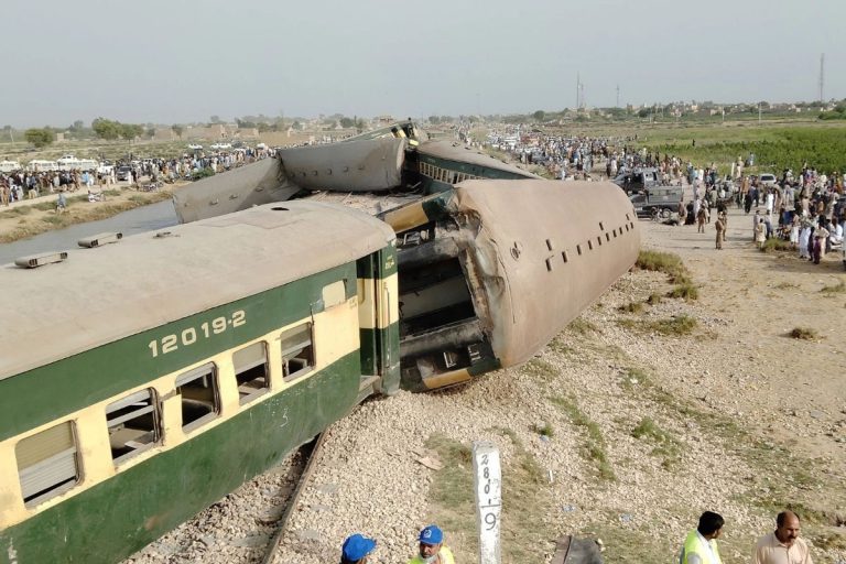 Pakistan tren kazası yolcu treni raydan çıktı